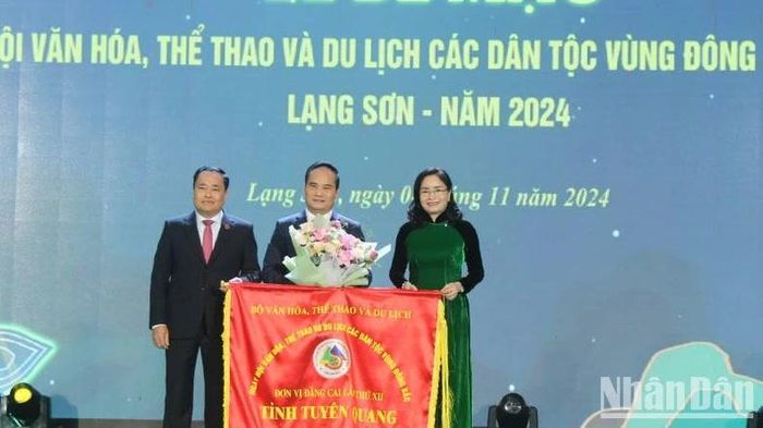 Lãnh đạo Bộ Văn hóa, Thể thao và Du lịch và Ủy ban nhân dân tỉnh Lạng Sơn trao cờ đăng cai tổ chức Ngày hội Văn hóa, thể thao và du lịch lần thứ XII cho lãnh đạo Ủy ban nhân dân tỉnh Tuyên Quang. 