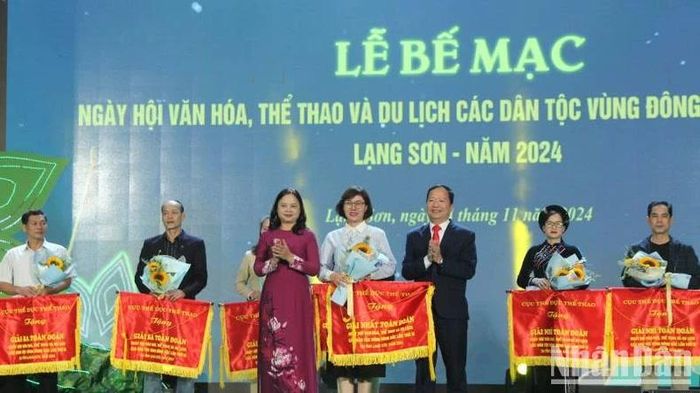Ban tổ chức Ngày hội trao tặng Bằng khen của Bộ Văn hóa, Thể thao và Du lịch cho các tập thể và cá nhân có nhiều thành tích đóng góp cho sự thành công của ngày hội.