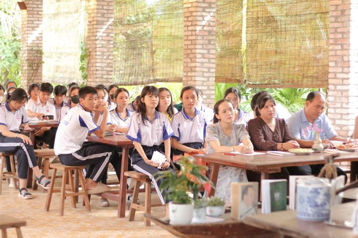 Thầy và trò xứ cù lao An Bình cùng chạm sách. Nhờ hoạt động này mà việc đọc sách của học sinh trở nên không quá khó khăn, sách không còn xa lạ với các em nữa.