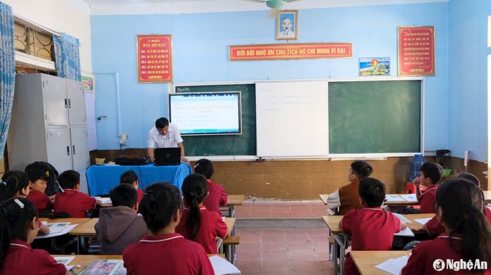 Giờ học của học sinh Trường PT DTBT THCS Châu Phong - Quỳ Châu. Ảnh: Mỹ Hà