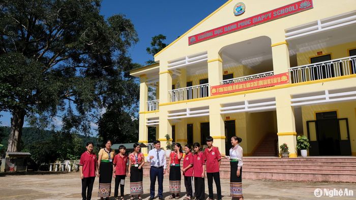 Trường học hạnh phúc của thầy và trò Trường PT DTBT THCS Châu Phong - Quỳ Châu. Ảnh: Mỹ Hà