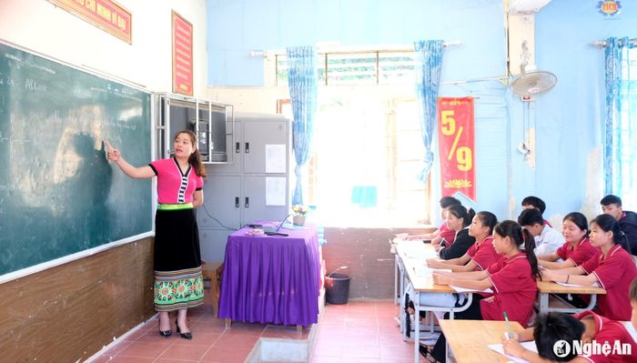 Giờ học của học sinh Trường PT DTBT THCS Châu Phong - Quỳ Châu. Ảnh: Mỹ Hà