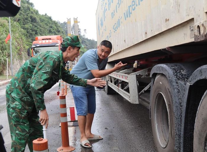 Cán bộ Đồn biên phòng CKQT Hữu Nghị kiểm tra xe chở hàng nhập khẩu vào Việt Nam. Ảnh: Quang Duy/TTXVN