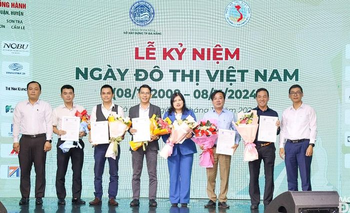 Lãnh đạo Sở Xây dựng tặng hoa và thư cảm ơn các nhà đầu tư, nhà thầu thi công các dự án lớn mới được cấp phép xây dựng trong năm 2024 nhân ngày Đô thị Việt Nam