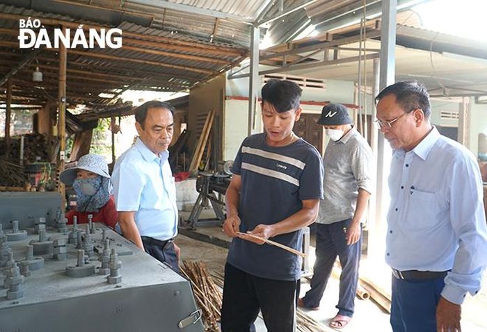 Chương trình khuyến công giúp nhiều doanh nghiệp mạnh dạn đầu tư phát triển. TRONG ẢNH: Đại diện Sở Công Thương và Trung tâm Khuyến công và Xúc tiến thương mại nghiệm thu thiết bị được hỗ trợ khuyến công tại hộ kinh doanh Nguyễn Hồng Hùng (xã Hòa Nhơn, huyện Hòa Vang). Ảnh: M.Q