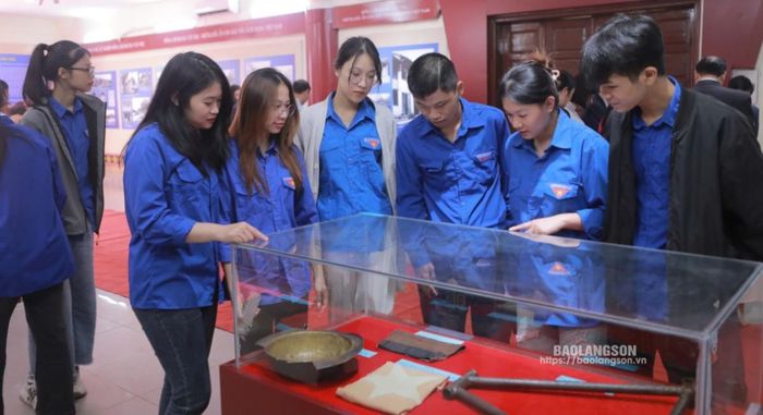 Đoàn viên, thanh niên trên địa bàn thành phố Lạng Sơn tìm hiểu các hiện vật lịch sử tại Bảo tàng tỉnh Ảnh: THU HIỀN