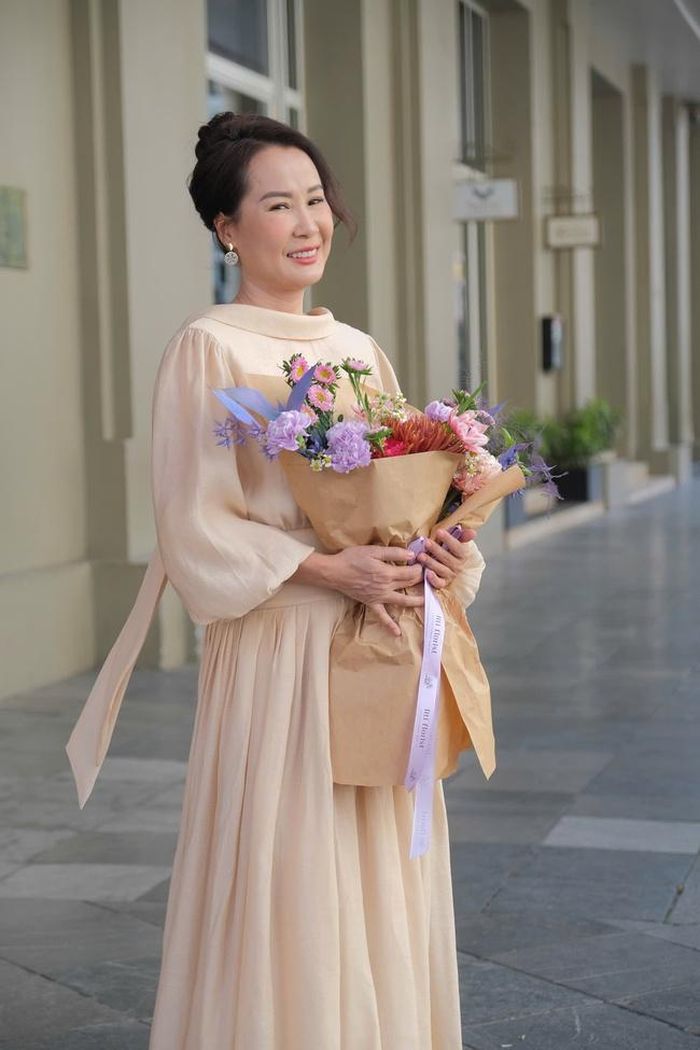Giáng Son là một người con sinh ra và trưởng thành ở Hà Nội - cô yêu Hà Nội từ những điều giản dị nhưng tinh tế và gửi gắm tình yêu ấy vào trong "Hà Nội mười hai mùa hoa"