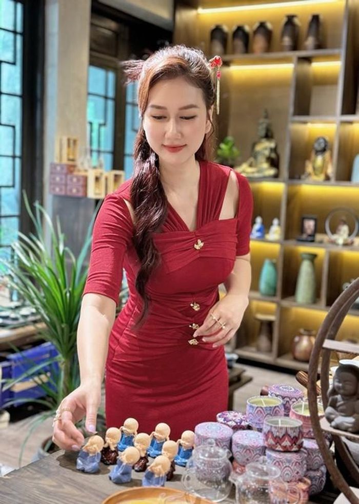 Nữ diễn viên phim Mùa hoa tìm lại vẫn trẻ trung, gợi cảm khi mang bầu lần 2.