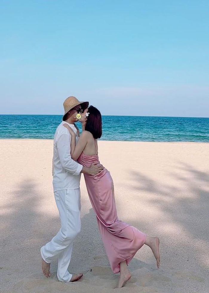 Hương Giang và bạn trai khóa môi trong chuyến du lịch biển.