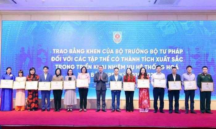 Bộ trưởng Nguyễn Hải Ninh trao Bằng khen cho các cá nhân có thành tích xuất sắc