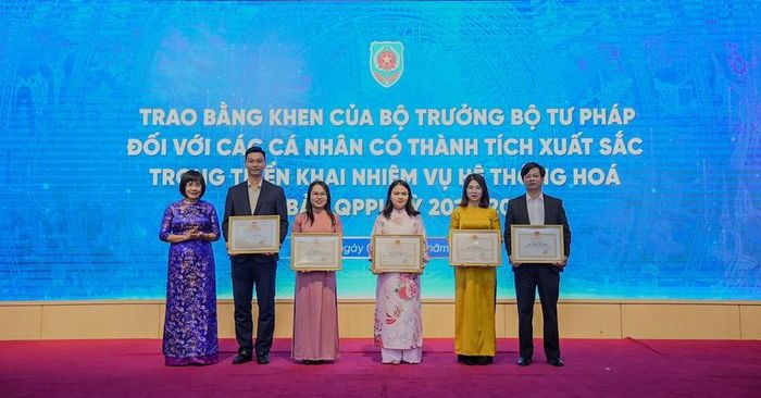 Thứ trưởng Đặng Hoàng Oanh trao Bằng khen của Bộ trưởng Bộ Tư pháp đối với các tập thể, cá nhân có thành tích xuất sắc