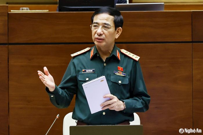 Đại tướng Phan Văn Giang - Ủy viên Bộ Chính trị, Bộ trưởng Bộ Quốc phòng giải trình, làm rõ một số vấn đề đại biểu Quốc hội nêu. Ảnh: Nam An