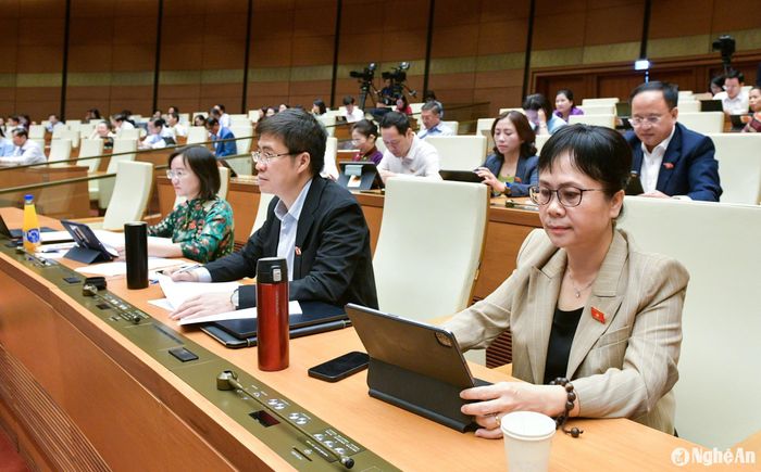 Các ĐBQH đoàn Nghệ An dự họp sáng 5/11 tại Hội trường Diên Hồng, Nhà Quốc hội. Ảnh: Nam An