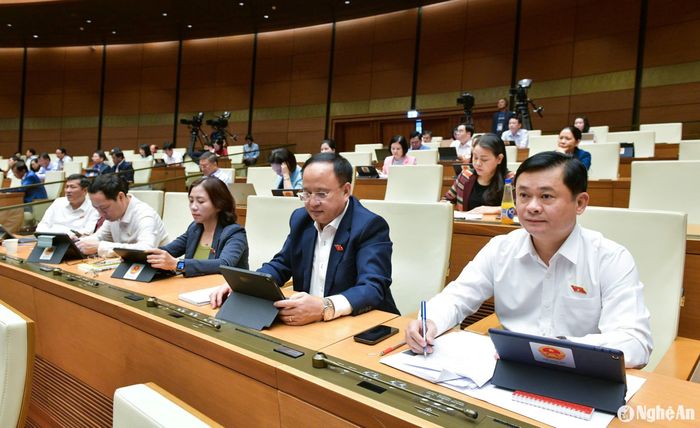 Đồng chí Thái Thanh Quý - Ủy viên Ban Chấp hành Trung ương Đảng, Phó trưởng Ban Thường trực Ban Kinh tế Trung ương, Chủ tịch HĐND tỉnh làm Trưởng đoàn ĐBQH tỉnh Nghệ An và các ĐBQH đoàn Nghệ An dự họp. Ảnh: Nam An