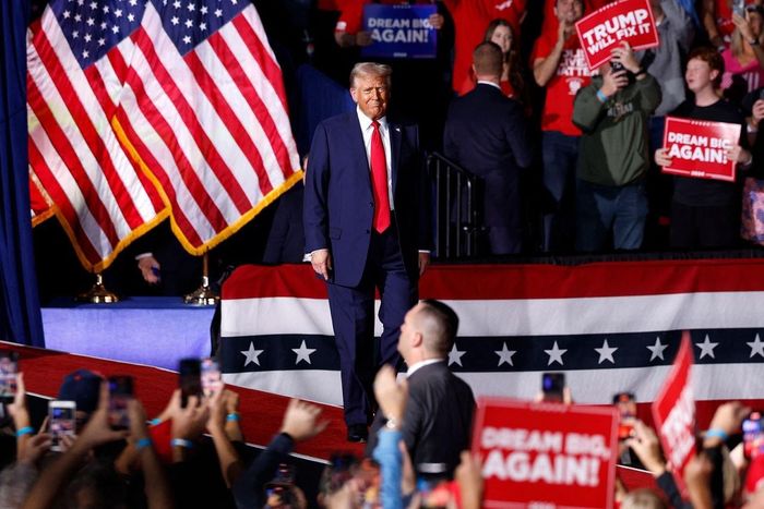 Cựu Tổng thống Donald Trump bước lên sân khấu trong cuộc vận động tranh cử cuối cùng của mình tại Grand Rapids, Michigan vào ngày 4/11. Ảnh: Getty