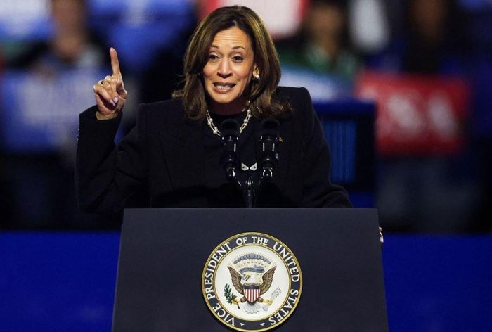 Phó Tổng thống Kamala Harris phát biểu trong một cuộc vận động tranh cử tại Philadelphia, Pennsylvania, vào ngày 4/11. Ảnh: Reuters