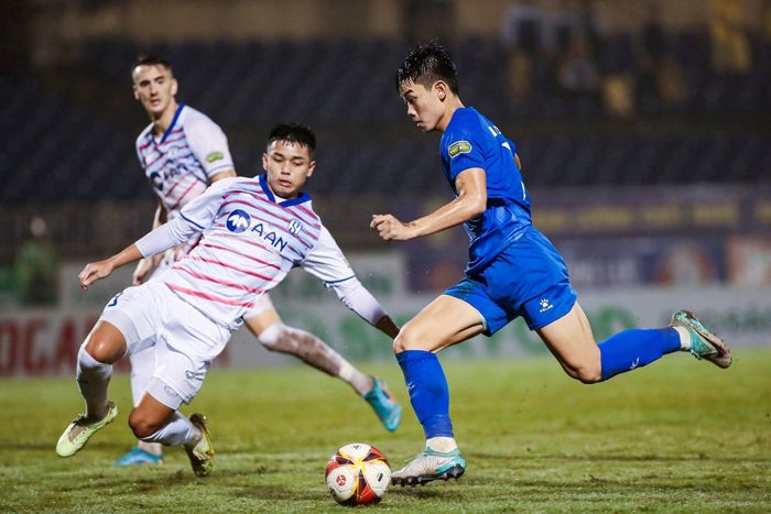 Lê Nguyên Hoàng là trung vệ đầy triển vọng của Sông Lam Nghệ An. Ảnh tư liệu: Xuân Thủy