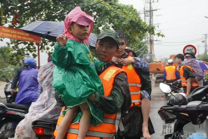 Hỗ trợ người dân sơ tán