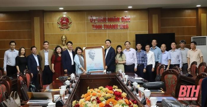 Liên minh HTX Việt Nam tặng quà lưu niệm cho UBND tỉnh sau buổi làm việc.