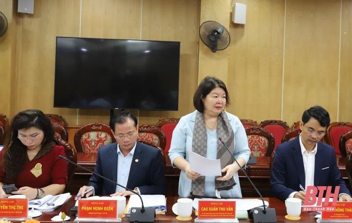 Đồng chí Cao Xuân Thu Vân, Bí thư Đảng đoàn, Chủ tịch Liên minh HTX Việt Nam phát biểu tại buổi làm việc.