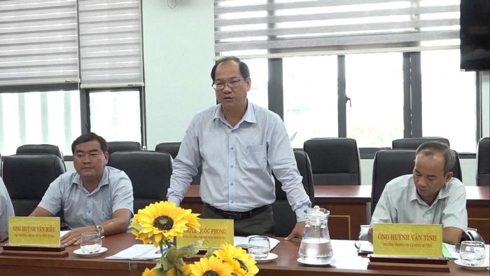 Phó Chủ tịch UBND huyện Châu Phú Lê Quốc Phong phát biểu tại buổi làm việc