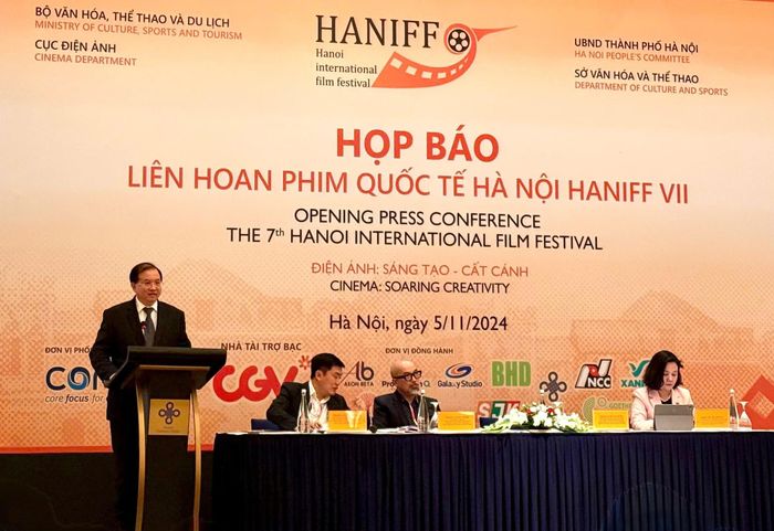 Thứ trưởng Bộ VHTT&DL Tạ Quang Đông - Trưởng ban Chỉ đạo Liên hoan phim quốc tế Hà Nội lần thứ VII phát biểu tại họp báo. Ảnh: VGP.