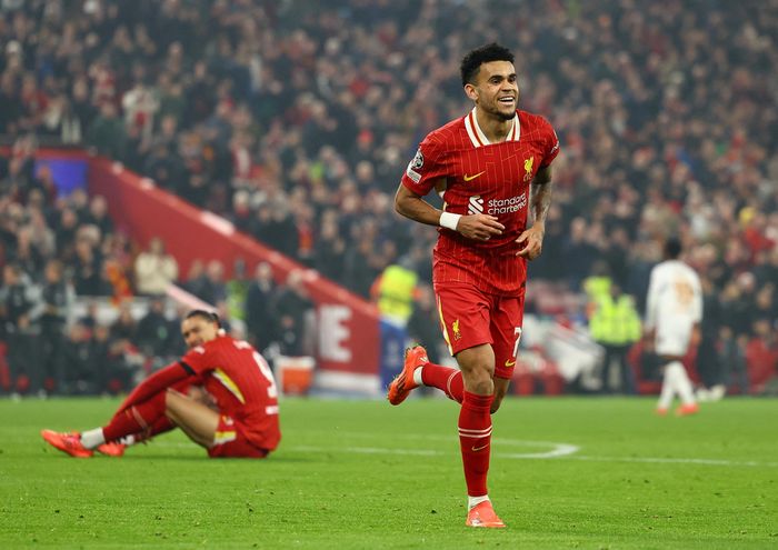  Phút 90+2, Diaz khép lại ngày thi đấu thăng hoa bằng việc hoàn tất cú hat-trick. Sau cú sút bị thủ môn cản của Darwin Nunez, nhiệm vụ của tiền đạo sinh năm 1997 là quá dễ dàng. 
