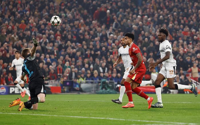  Sau hiệp một thi đấu ngang ngửa với Liverpool, Leverkusen sụp đổ trước pha phối hợp ăn ý giữa Curtis Jones và Diaz ở phút 61. Cựu cầu thủ Porto hạ gục thủ môn bằng một pha lốp bóng tinh tế. 