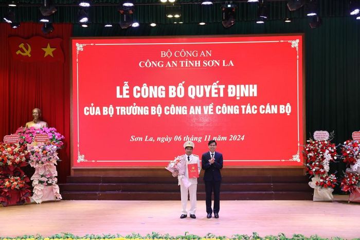  Ông Hoàng Quốc Khánh, Bí thư Tỉnh ủy, Chủ tịch UBND tỉnh Sơn La trao quyết định của Ban Thường vụ Tỉnh ủy về việc chỉ định Đại tá Đặng Trọng Cường, Giám đốc Công an tỉnh Sơn La, tham gia Ủy viên Ban Chấp hành Đảng bộ, Ủy viên Ban Thường vụ Đảng ủy, giữ chức Bí thư đảng ủy Công an tỉnh, nhiệm kỳ 2020 - 2025. 