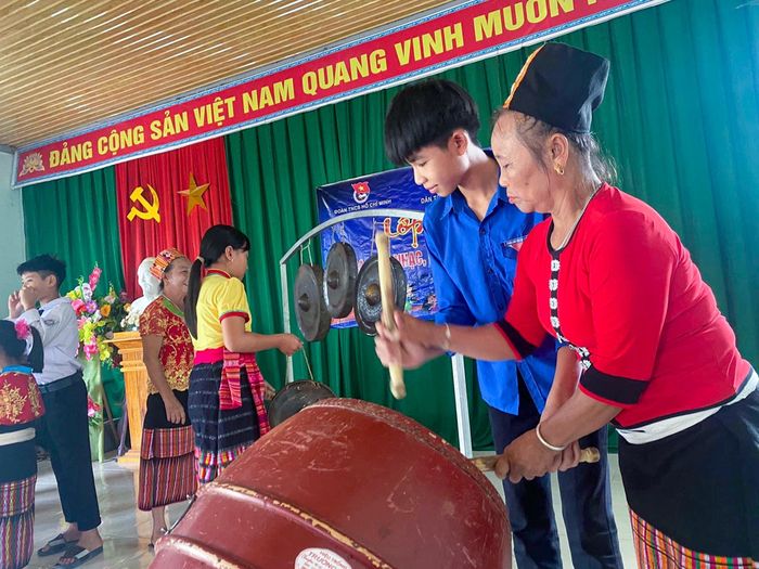 Các thành viên Câu lạc bộ Dân ca, dân nhạc, dân vũ bản Bộng xã Thành Sơn (Anh Sơn) truyền dạy cách chơi nhạc cụ dân tộc cho thanh thiếu niên. Ảnh: CSCC