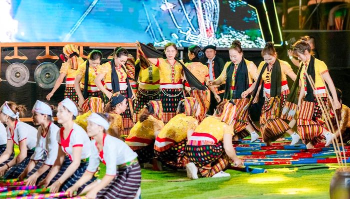 Một tiết mục tại Ngày Văn hóa các dân tộc Việt Nam được tổ chức tại huyện Tân Kỳ. Ảnh: Minh Quân