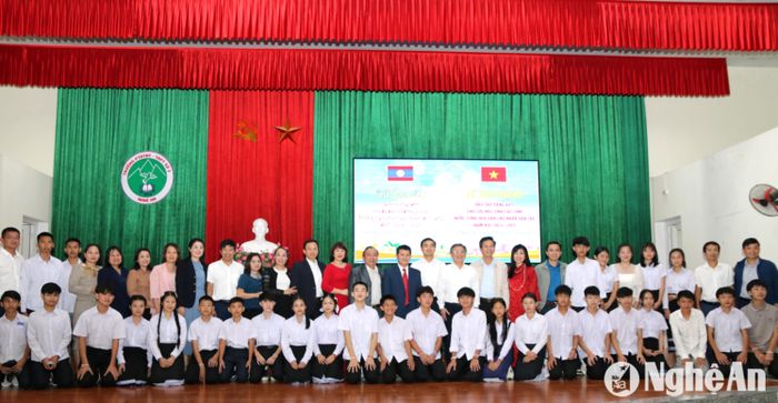 Lãnh đạo các sở, ban, ngành, ban giám hiệu nhà trường chụp ảnh với các em lưu học sinh và phụ huynh đến từ nước Cộng hòa Dân chủ nhân dân Lào. Ảnh: Mỹ Hà
