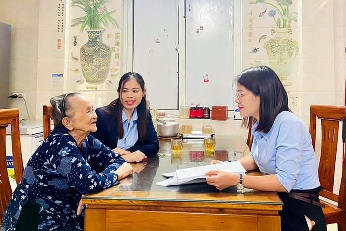  Viên chức Phòng Kế hoạch - Tài chính (BHXH tỉnh) phối hợp với BHXH huyện Thạch Hà khảo sát trực tiếp đối với người hưởng lương hưu trên địa bàn huyện. 