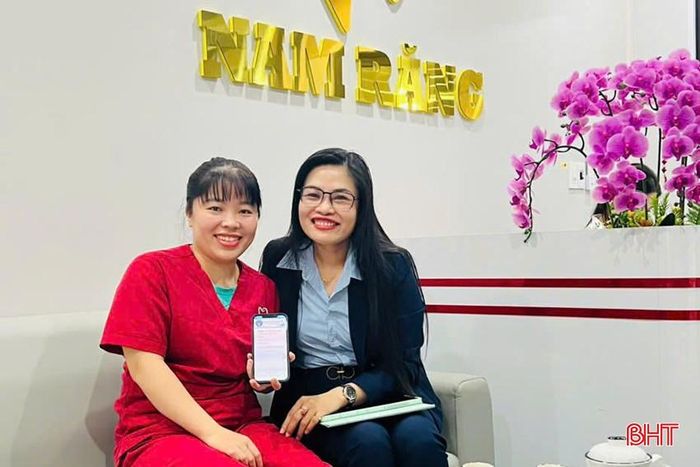  Viên chức Văn phòng (BHXH tỉnh) giải thích cho đại diện doanh nghiệp về mục đích của đợt khảo sát và gửi mã QR để doanh nghiệp thực hiện khảo sát trực tuyến theo mẫu. 