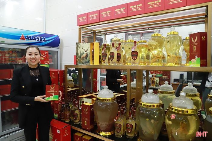  Nhiều hộ dân ở Sơn Giang đã đầu tư máy móc thiết bị, công nghệ để chế biến sâu nhung hươu thành nhiều sản phẩm có giá trị kinh tế cao như: Nhung sấy khô, nhung sấy bột, rượu nhung hươu, cao hươu… Đến nay, xã Sơn Giang có 8 sản phẩm (thuộc 3 doanh nghiệp trên địa bàn) chế biến sâu sản phẩm từ nhung hươu đạt chuẩn OCOP 3 sao, 4 sao. 