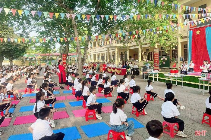  Song song với phát triển kinh tế, cấp ủy, chính quyền và Nhân dân Sơn Giang luôn quan tâm, đầu tư phát triển văn hóa, giáo dục, y tế… Đến nay, hệ thống trường học 3 cấp (mầm non, tiểu học, THCS) được đầu tư cơ sở vật chất đồng bộ, hiện đại đạt chuẩn quốc gia; trường học thân thiện, học sinh tích cực. 