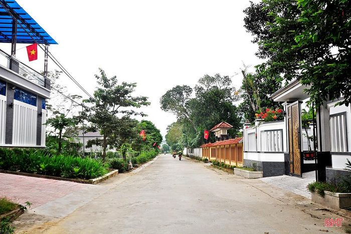  Xác định đầu tư phát triển hạ tầng giao thông là yếu tố quan trọng trong phát triển KT – XH, Nhân dân Sơn Giang đã hiến hàng nghìn mét đất, phá dỡ nhiều công trình và đóng góp ngày công, tiền mặt để nâng cấp, mở rộng các tuyến đường. Đến nay, toàn xã có 100% hệ thống đường giao thông trục liên xã, trục chính đạt chuẩn. 