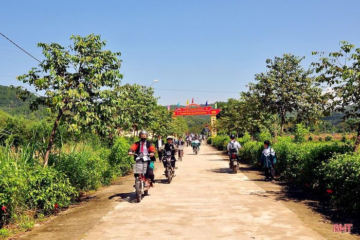  Hệ thống đường trục thôn, liên thôn được đổ bê tông với mương thoát nước và cây xanh 2 bên. Nhiều tuyến đường chính được lắp đặt biển báo, biển chỉ dẫn. 