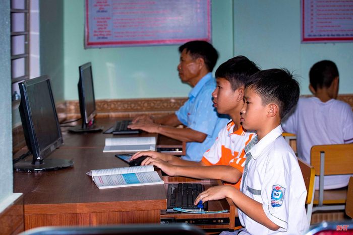  Nhân dân thôn Thành Phú vui chơi thể thao, học tập tại Ngôi nhà trí tuệ. 