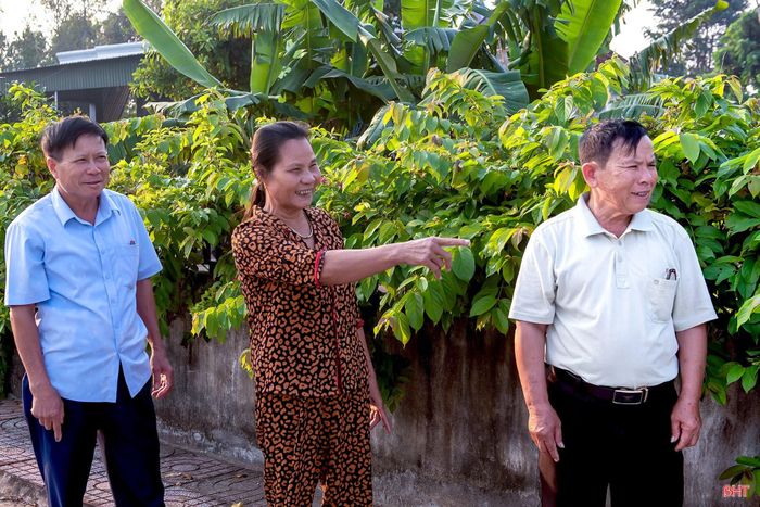  Bà Lê Thị Tuyết bà đã tình nguyện hiến 64m2, phá dỡ các công trình kiên cố để mở rộng đường. 