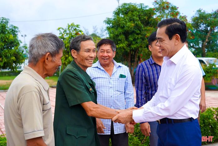  Chủ tịch UBND tỉnh Võ Trọng Hải trò chuyện với bà con nhân dân thôn Thành Phú (tháng 9/2024). 