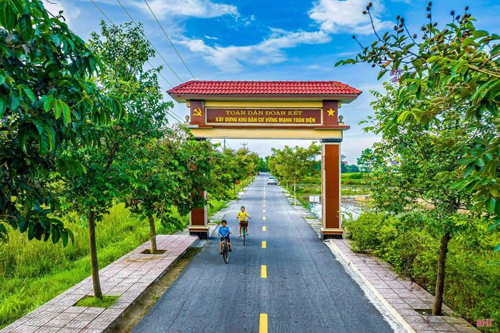  Toàn bộ các trục đường của thôn Thành Phú được mở rộng từ 5m lên đến 9-11m, rải thảm khang trang, vỉa hè lát gạch block, trồng cây xanh sạch sẽ. 