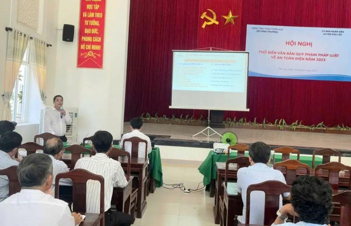  Anh Phước Sơn phổ biến văn bản quy phạm pháp luật về an toàn điện. Ảnh: Diệu Huyền 