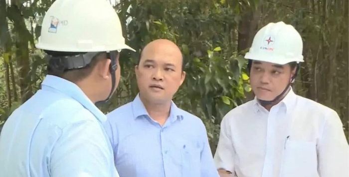 Anh Phước Sơn (bên phải) trong lần tuyên truyền, vận động người dân trồng rừng đảm bảo an toàn hành lang tuyến, đúng quy định để hạn chế các vụ tai nạn về điện. Ảnh: Diệu Huyền