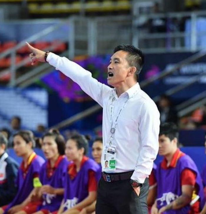 HLV Quốc Tuấn khi dẫn dắt tuyển futsal nữ Việt Nam. Ảnh: NV