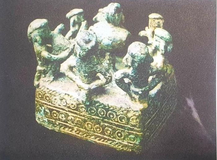 Dàn nhạc Đông Sơn với chiếc trống da đánh cầm nhịp ở trung tâm, xung quanh là những nhạc công thổi khèn, sáo, tiêu và dàn đồng ca chống nạnh hát (Sưu tập Phạm Lan Hương, Pháp). Tôi đã gặp được người phát hiện đầu tiên hiện vật này và dẫn tôi đến tận nơi là một vườn nhà dân ở Làng Vực, Vĩnh Lộc, Thanh Hóa