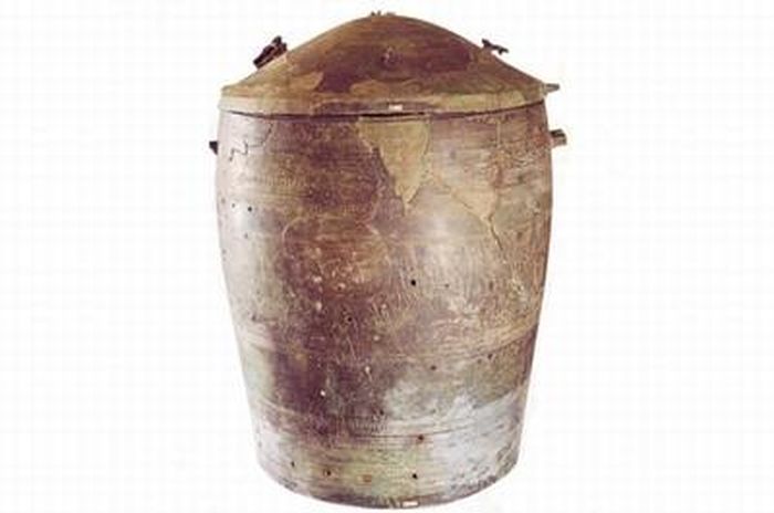 Thạp Đào Thịnh với chiếc nắp lớn đúc cong hình cầu rất phù hợp với chức năng một chiếc chiêng. Một số hiện vật tương tự có quai để treo nghiêng, gõ như chiêng (Hiện vật Bảo tàng Lịch sử quốc gia Việt Nam)