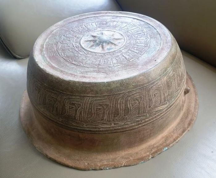 Một trống chậu tiêu biểu thời Đông Sơn Giao Chỉ. Bên trong lòng sâu chừng 12-15cm dùng để chứa thức ăn, đáy có hình đôi cá. Sưu tập CQK (California, Mỹ). Một dạng đĩa giống như vậy, nhưng chỉ thấp 5 cm là tiền đề tạo ra những chiếc chiêng thực sự thời Đại Việt sớm