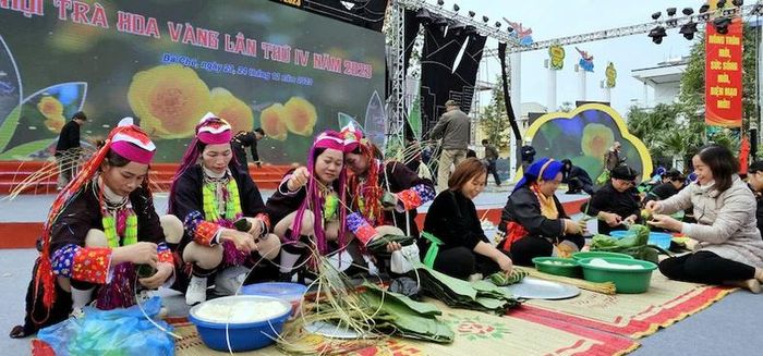 Thi gói bánh Cốc mò tại Lễ hội Trà Hoa vàng của huyện Ba Chẽ, Quảng Ninh.