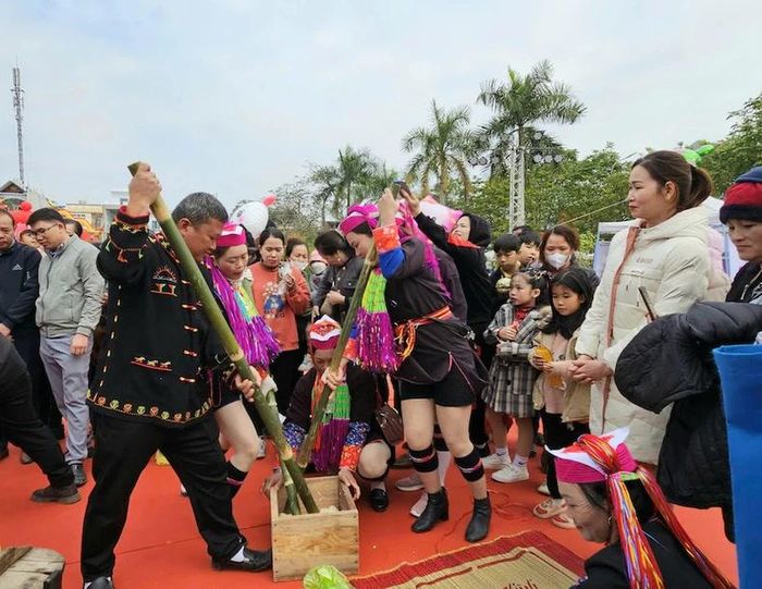 Thi làm bánh dày ở Lễ hội Trà Hoa vàng của huyện Ba Chẽ, Quảng Ninh.